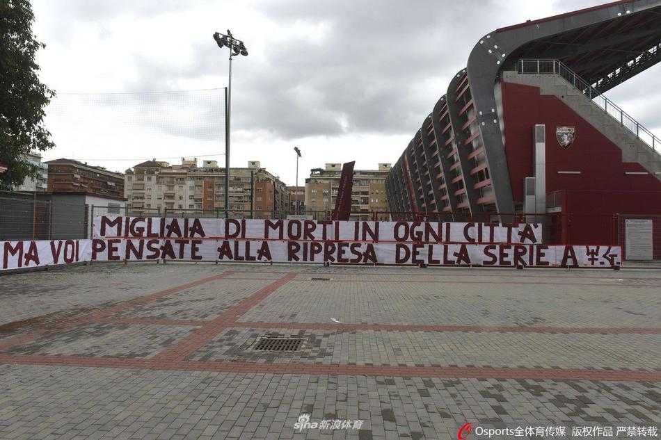 在空旷的训练基地内，一名身着深色训练服的都灵球员正独自带球。他的身影在偌大的绿茵场上显得格外孤单，远处的看台空无一人，仿佛一座被遗忘的剧场。这不仅是恢复团队训练前的个人练习，更是对足球这项集体运动在疫情下的全新诠释——疏离、寂静且充满不确定性。