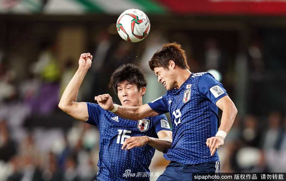 空无一人的日本国立竞技场看台上，蓝色的座椅整齐排列，阳光洒下斑驳光影，昔日山呼海啸的助威声仿佛被按下了静音键，只剩下寂静守护着这片绿茵场。