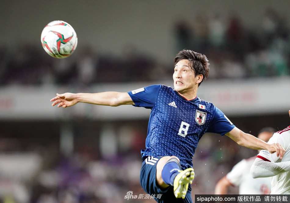 训练场上，几名日本国脚正在进行分组对抗，一名球员飞身铲球激起一片草屑。尽管比赛推迟，但训练场上的拼搏与汗水从未停歇，对胜利的渴望依然在他们每一次触球中燃烧。