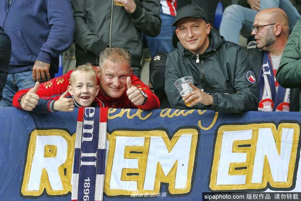 训练场上，一名荷甲球员独自进行带球练习，他的身影在偌大的球场中显得形单影只，背后是空荡荡的看台，预示着足球世界一段特殊的孤独时期。