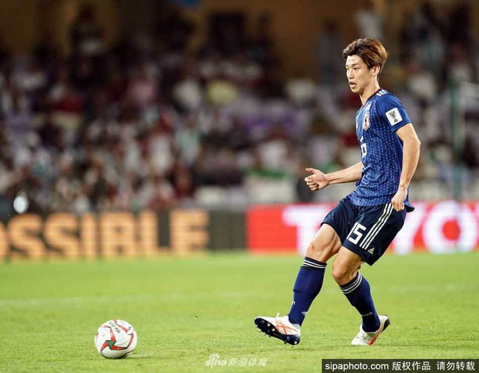 一名日本球员在训练中高高跃起，争抢头球。他的身影在夕阳的拉长下，投射在绿茵场上，仿佛是对未来比赛的一种无声宣誓：无论等待多久，重返赛场的渴望终将冲破一切阻碍。