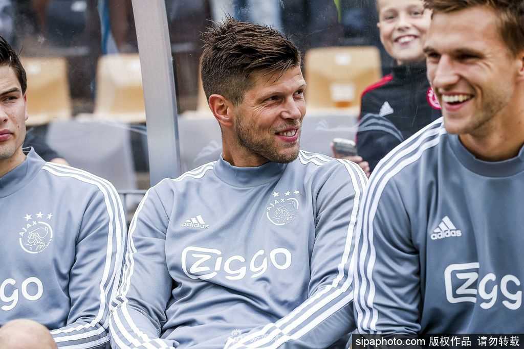 空旷的克鲁伊夫球场在夕阳下格外寂静，看台上空无一人，只有草皮依然翠绿，仿佛在无声诉说着对比赛的渴望。