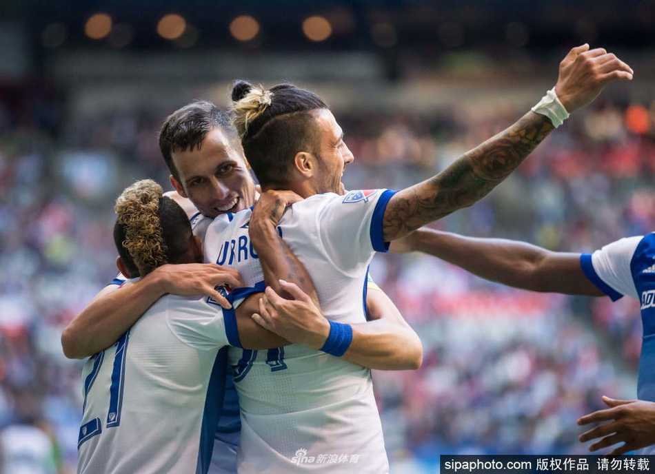 一名身着防护服的工作人员，正推着检测设备走过空旷的球员通道。通道上方悬挂着MLS各队的旗帜，达拉斯FC的旗帜或许也在其中，但此刻，这里只剩下防疫人员的忙碌身影。