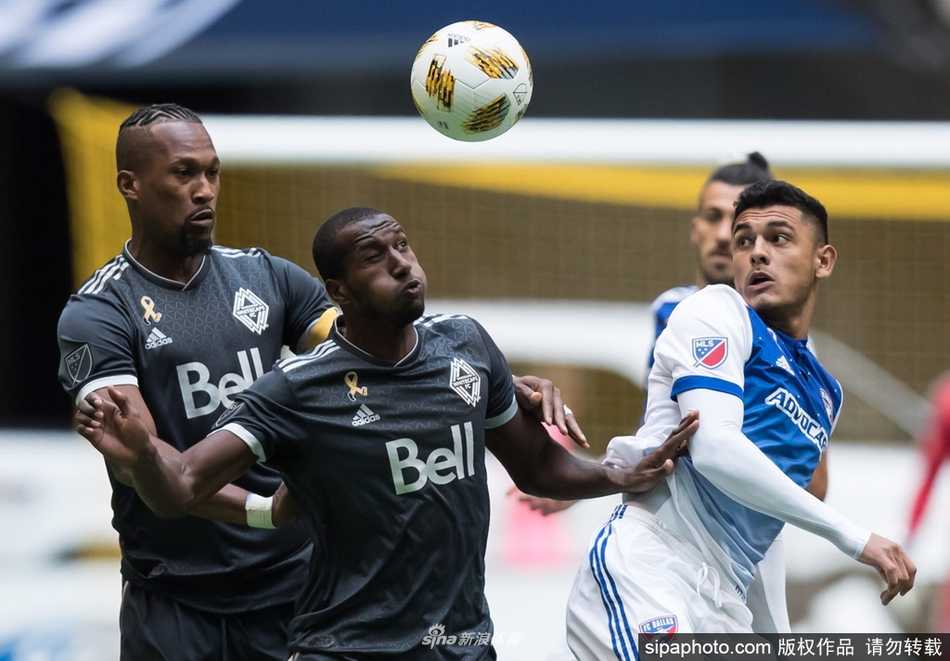 空荡荡的奥兰多迪士尼ESPN体育大世界球场，草皮依然鲜绿，看台上却空无一人，只有‘MLS回归锦标赛’的标识在寂寞地伫立，仿佛在诉说着疫情之下体育赛事的冷清与不易。