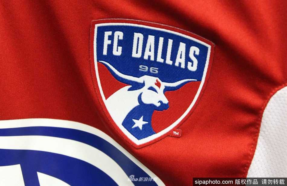 奥兰多迪士尼世界 Swan and Dolphin 酒店外景，这里曾是MLS复赛的球员驻地。阳光依然明媚，泳池水波不兴，但气氛却格外宁静，仿佛在默默见证着那些被隔离在房间内的球员们的故事。