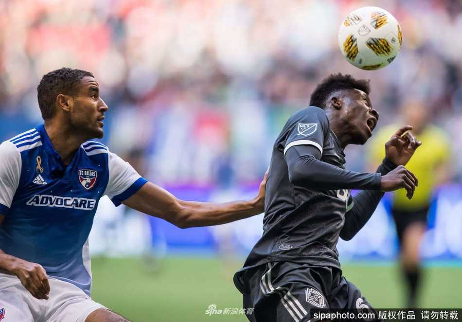 达拉斯FC的队徽静静地放置在替补席的座椅上，座椅周围空无一人，背景是隔离带。这张照片生动地记录了球队被隔离、无法踏上赛场的无奈与寂静。