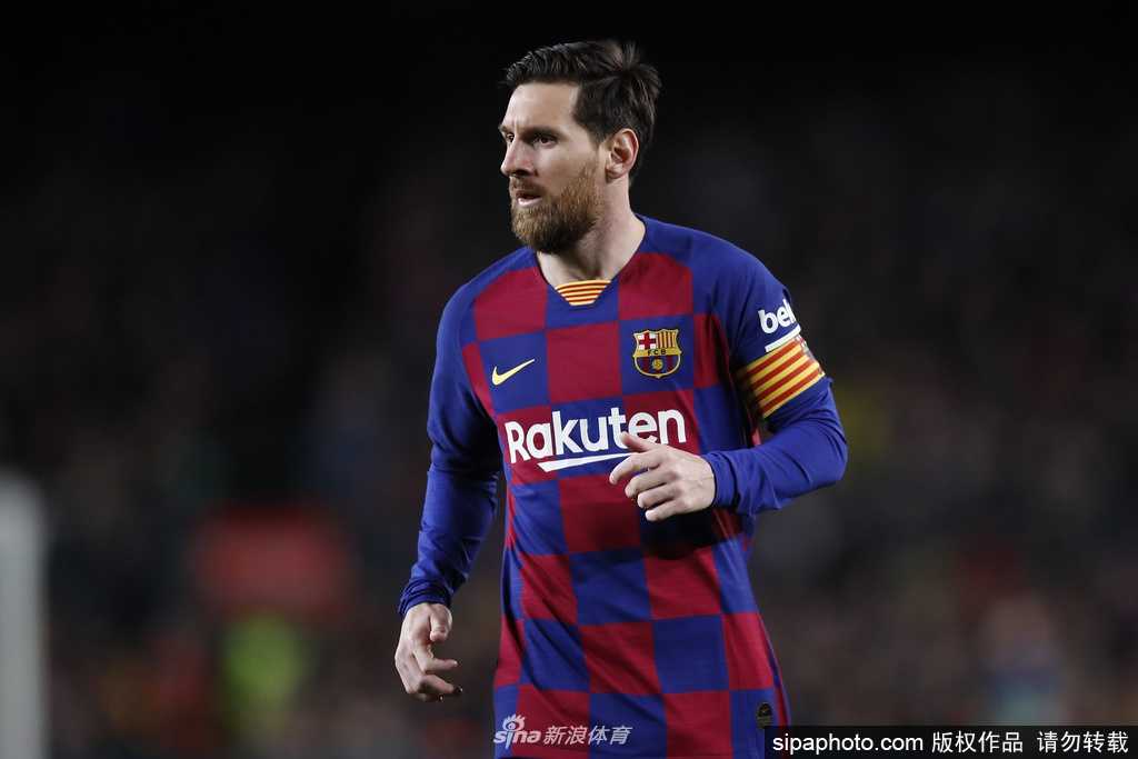 身披阿根廷蓝白条纹战袍的梅西，在为国家队征战时展现出一种温情，正如他此刻对祖国医疗事业的深情援助