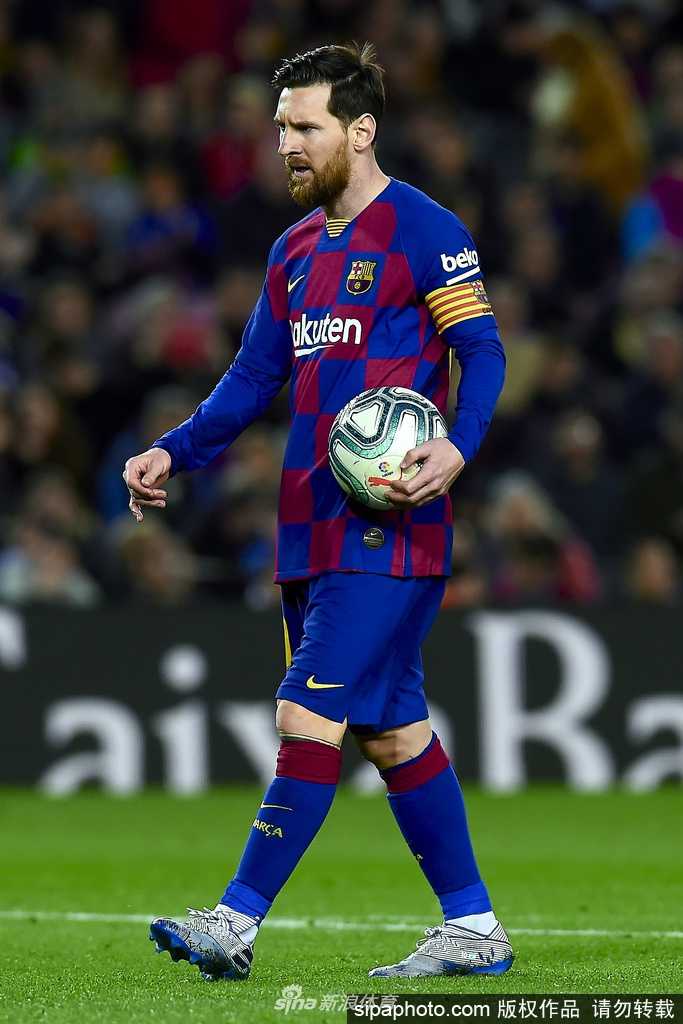 梅西低头沉思，双手叉腰，仿佛在更衣室内为球队布置战术，而此刻他正在全球抗疫的战场上扮演着关键角色