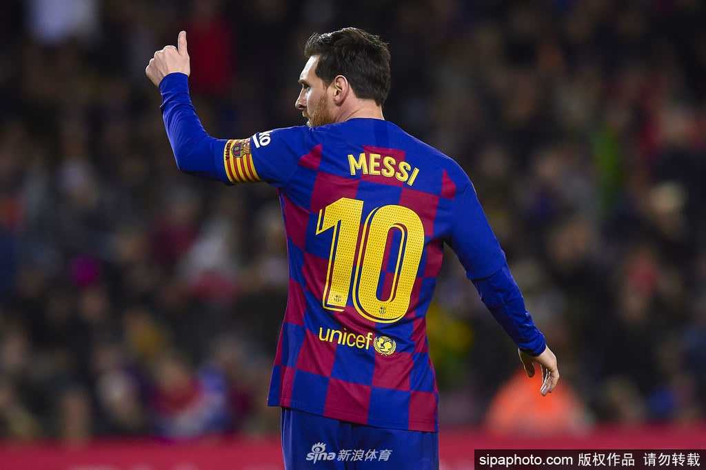 梅西深情拥抱队友，在这个充满距离感的疫情时期，他用温暖的行动拉近了人与人之间心的距离