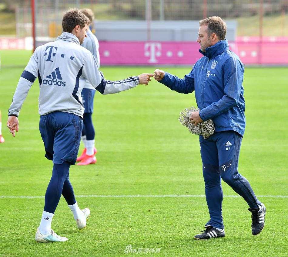 诺伊尔在训练中舒展双臂，目光如炬，犹如门线上的雄狮，时刻准备捍卫身后的球门。