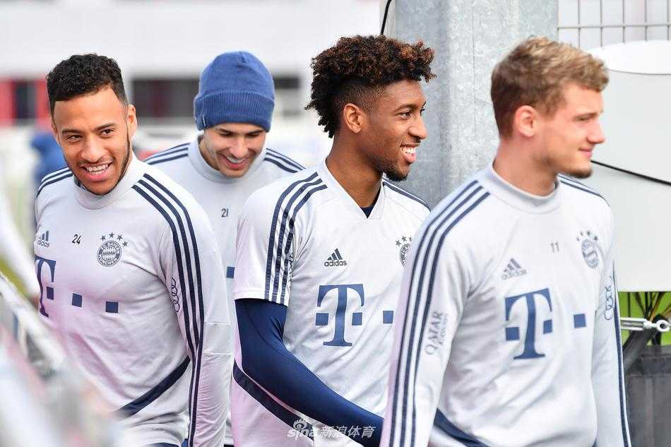 莱万多夫斯基在训练中完成了一次势大力沉的射门，足球如出膛炮弹般直挂球网死角。