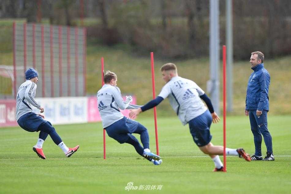 穆勒在分组对抗中送出一脚精妙的传球，眼神中闪烁着灵动的光芒，仿佛已洞察对手的防线。