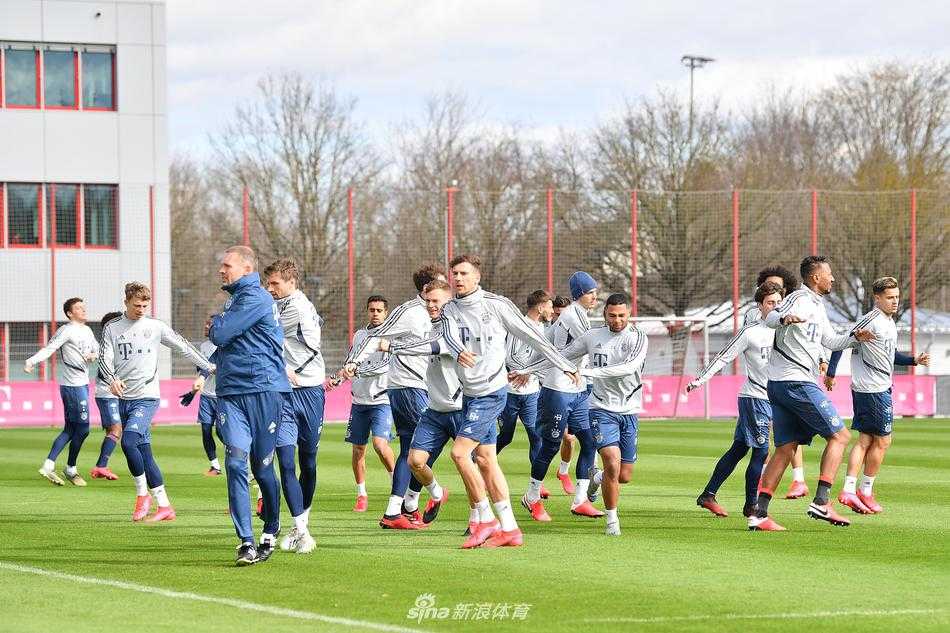 格雷茨卡在力量房中挥汗如雨，手臂肌肉线条分明，展示着德国中场强悍的身体素质。