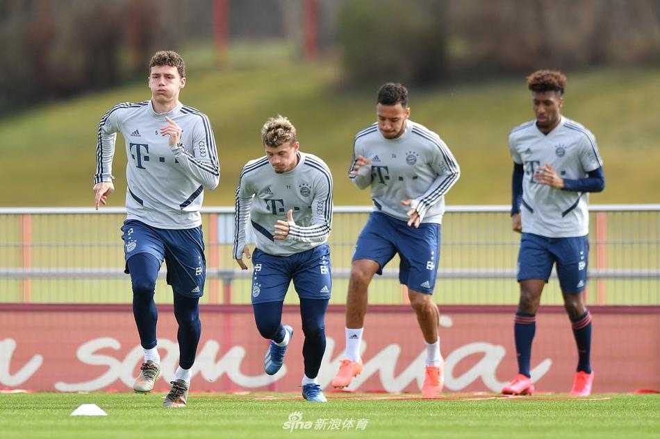 基米希在训练中大声呼喊指挥着队友，神情专注而投入，颇有几分中场指挥官的风范。