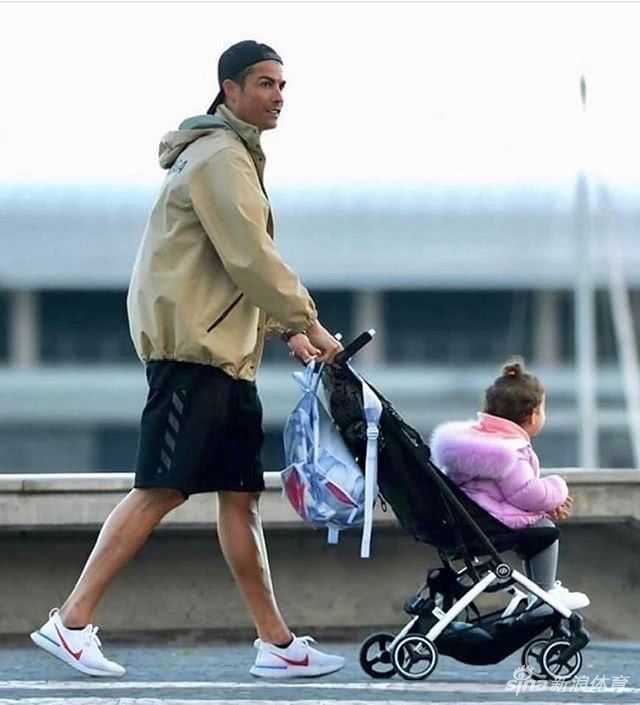 乔治娜身穿紧身牛仔裤，推着婴儿车走在前面，她的身姿挺拔，即便是在悠闲散步时，也散发着一种明星般的自信气质，仿佛这不是一次简单的出行，而是一场家庭时尚秀。
