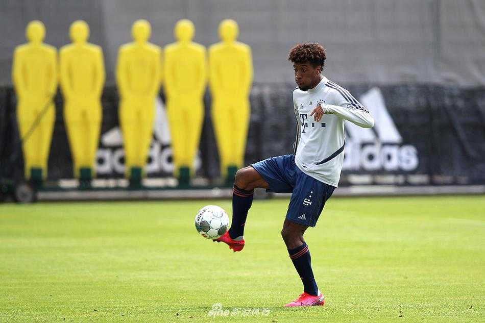 疫情之下安静备战,拜仁慕尼黑用汗水静待复赛重启 门将诺伊尔在训练中高接低挡,展现出极佳的竞技状态,他那标志性的长臂舒展,仿佛在门前筑起了一道不可逾越的屏障,守护着球队的最后防线。