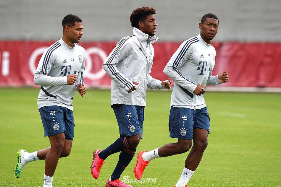 疫情之下安静备战,拜仁慕尼黑用汗水静待复赛重启 训练场上,一名拜仁球员正在高速带球突进,眼神坚定地盯着前方,他的队友则在侧方随时准备接应,整个画面充满了动感与战术默契。