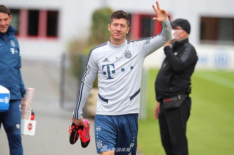 疫情之下安静备战,拜仁慕尼黑用汗水静待复赛重启 莱万多夫斯基在训练中完成一脚势大力沉的射门,皮球如出膛炮弹般直挂球门死角,他标志性的庆祝姿势仿佛在向世人宣告,那个无所不能的进球机器又回来了。