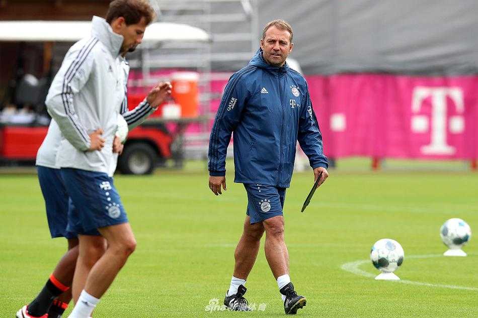 疫情之下安静备战,拜仁慕尼黑用汗水静待复赛重启 在午后明媚的阳光下,拜仁慕尼黑的球员们正一丝不苟地进行着分组传球练习,每一次触球都力求精准,为即将重启的联赛做着最后的热身。