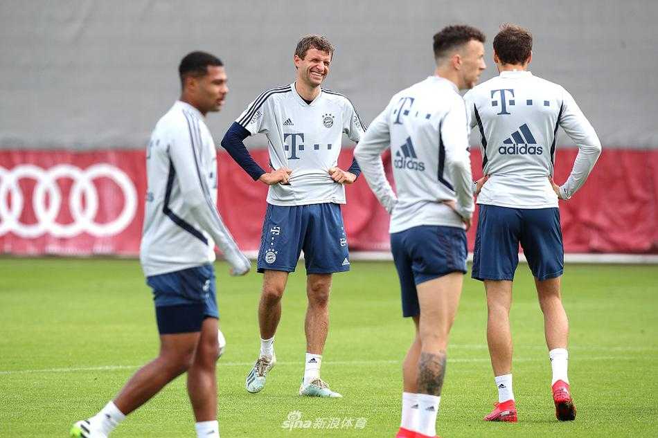 疫情之下安静备战,拜仁慕尼黑用汗水静待复赛重启 小将阿方索·戴维斯在边路衔枚疾走,他的身影在阳光下拉出一道长长的影子,充满了青春的朝气与力量,象征着拜仁未来的希望。