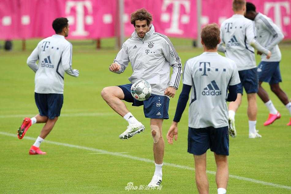 疫情之下安静备战,拜仁慕尼黑用汗水静待复赛重启 主帅弗里克在场边双手抱胸,目光如炬地注视着场内的一切,他的表情严肃而专注,仿佛在脑海中已经勾勒出了未来比赛胜利的蓝图。