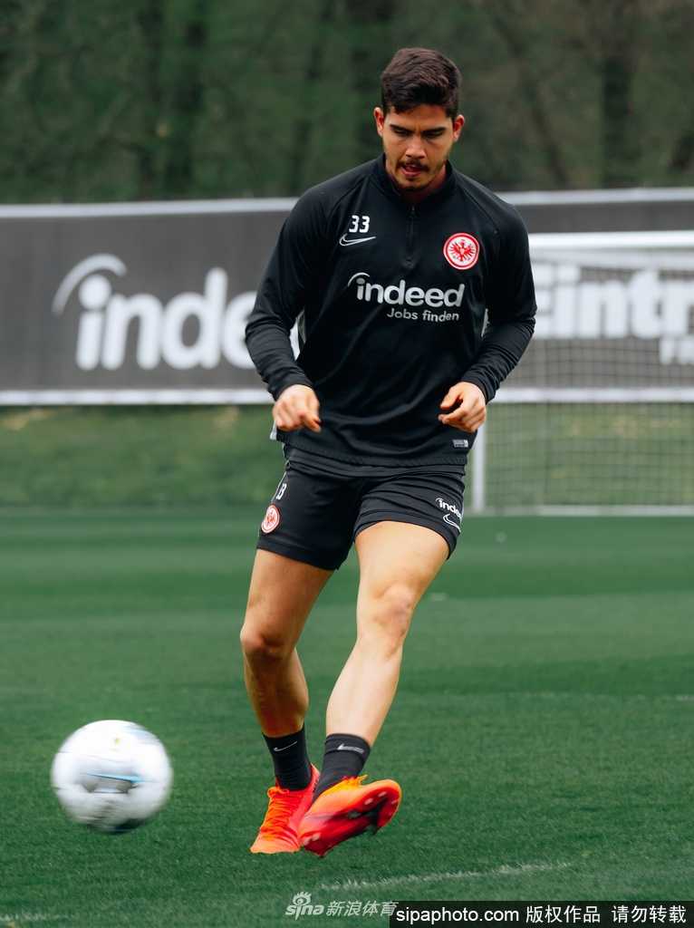 在空荡的训练场边，法兰克福队徽静静矗立，仿佛一位沉默的守护者，见证着球队在疫情阴云下为荣耀而复训的每一个专注瞬间。