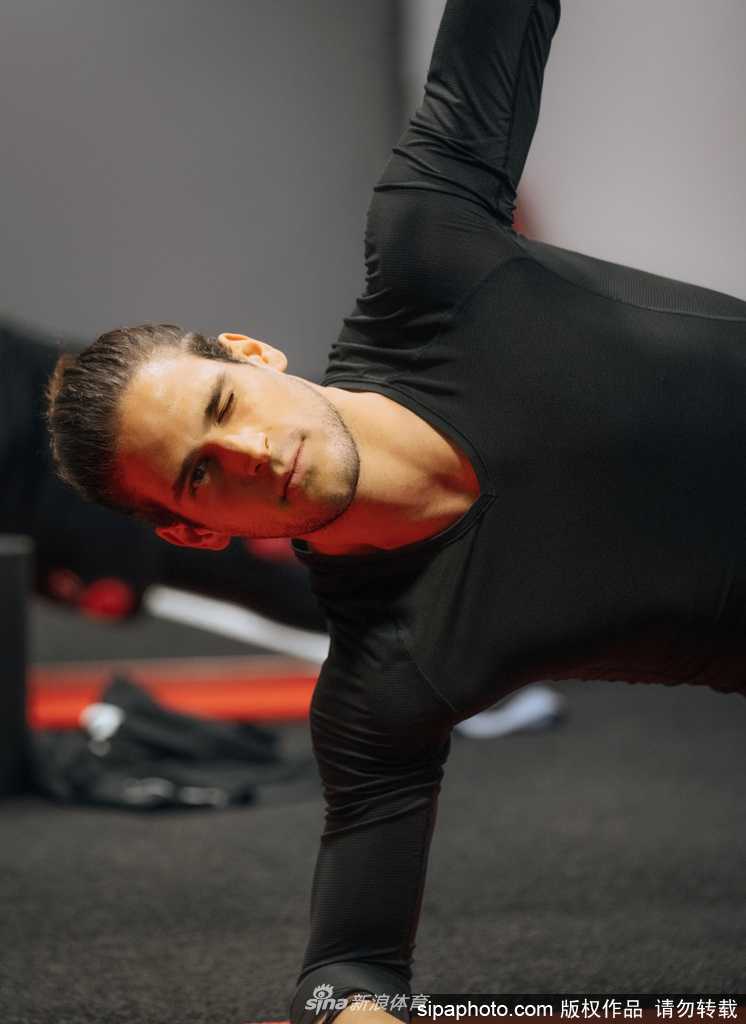 教练组成员在场边密切关注着训练进程，手中的战术板密密麻麻记录着各种跑位路线。他们神情专注，仿佛在为一盘即将重启的大赛精心布局落子。