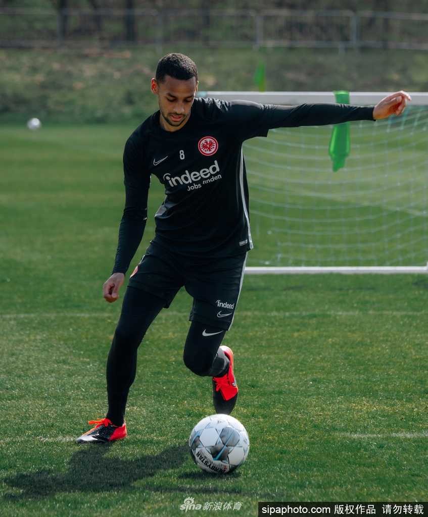 训练场上，法兰克福球员们围成一个紧密的圆圈，正在进行抢圈游戏。笑声和呼喊声仿佛穿透了屏幕，展现出球队在困难时期依然牢固的团队凝聚力和乐观心态。