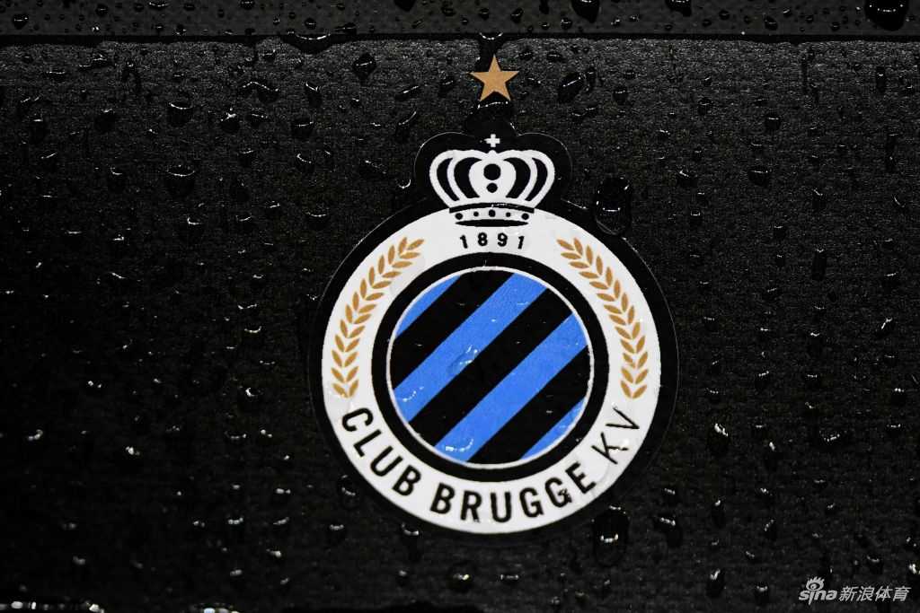 空荡的看台与孤独的角旗，无声诉说着疫情下足球世界的寂寥，冠军的荣耀将在没有观众的见证下被铭记。