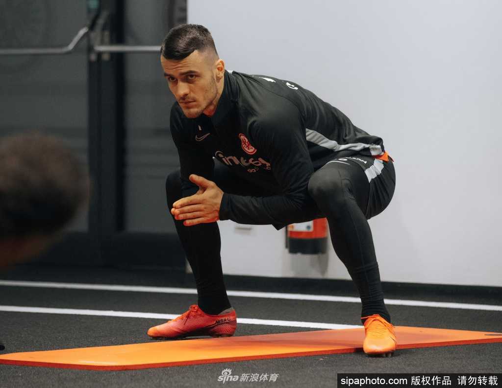 训练进入尾声，夕阳的余晖为球场镀上一层金色。法兰克福的球员们肩并肩走向场边，他们的影子被拉得很长，仿佛是在向世人宣告，无论要面对多少困难，雄鹰都将准时在德甲的天空中翱翔。