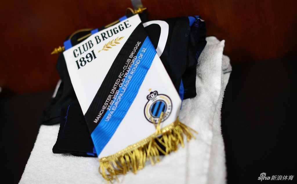 布鲁日球员们曾在这片绿茵上并肩作战，用汗水累积起积分榜上的优势，疫情却让他们的庆祝仪式变得安静而独特。