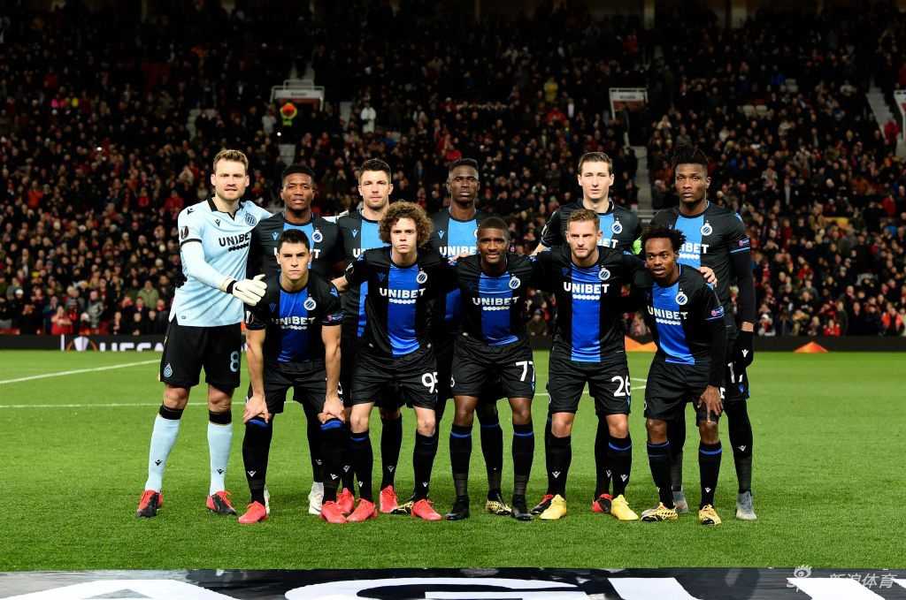 戴着口罩的工作人员独自整理着草皮，足球比赛的核心元素仍在，但热闹与喧嚣却被按下了暂停键。