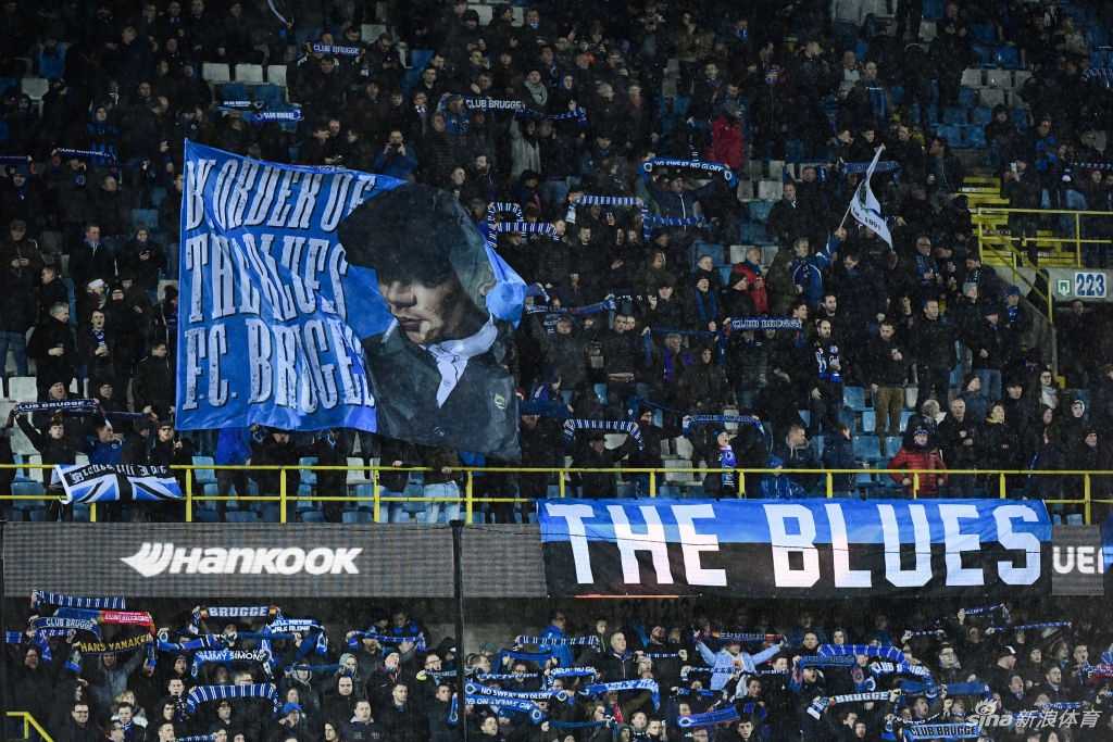 布鲁日队徽在空荡看台的映衬下显得格外醒目，这座特殊的冠军，永远与2020年那个不平凡的春天紧密相连。
