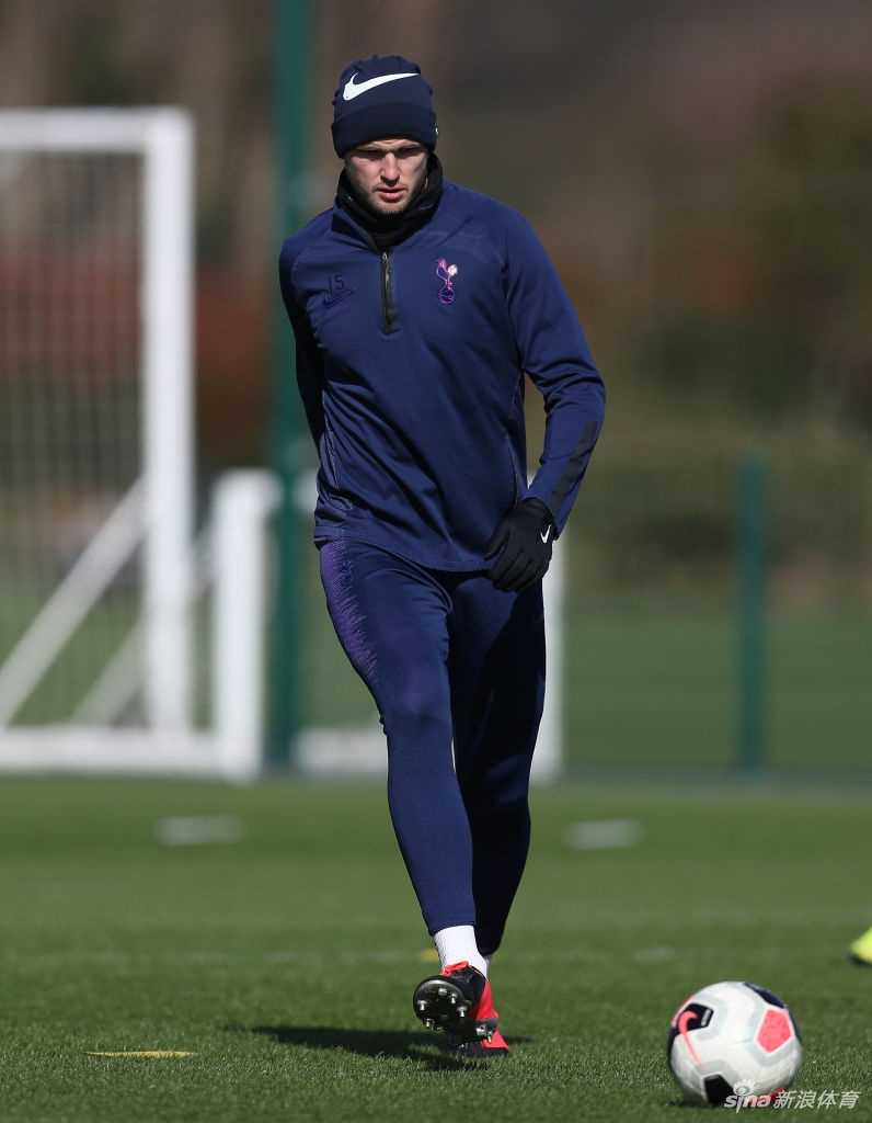 戴尔微笑着与他的鸡舍合影，其中一只名叫玛格特的母鸡似乎正在啄食，为他的隔离生活增添了更多乐趣