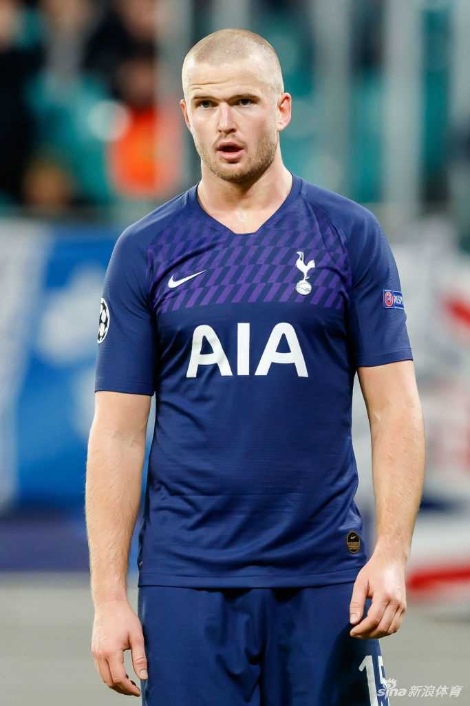 戴尔精心搭建的苗床里，番茄和香草等作物长势喜人，绿叶在阳光下显得格外鲜嫩