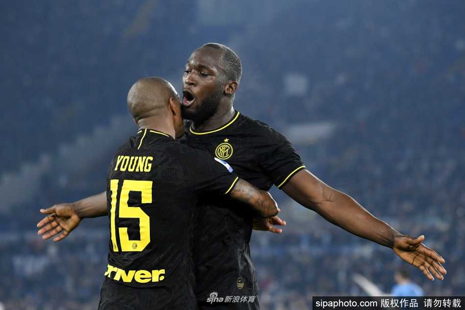 球员们戴着口罩在训练场上保持距离进行训练，眼神中透露出对未来的专注与一丝忧虑，背景中的训练器材也因疫情显得格外冷清。