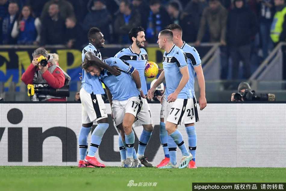 意甲标志在空荡荡的球场中央格外醒目，它见证了这场席卷全球的疫情危机，也成为了联赛主动求变、开启降薪时代的见证者。