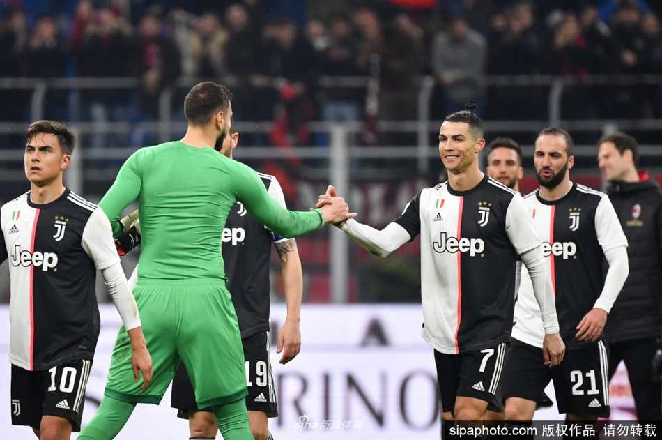 空旷的球场内，座椅空无一人，场边的广告牌依然伫立，仿佛在无声诉说着疫情下意甲停摆的寂寥与俱乐部面临的财政寒冬。