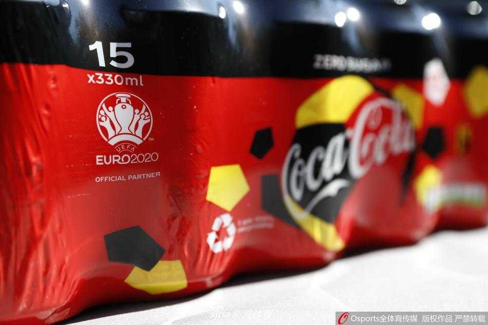 镜头特写一件印有比利时国家队标志的红色T恤，其精致的队徽刺绣在柔光下显得格外醒目，象征着即使在疫情寒冬中依然燃烧的足球热情。