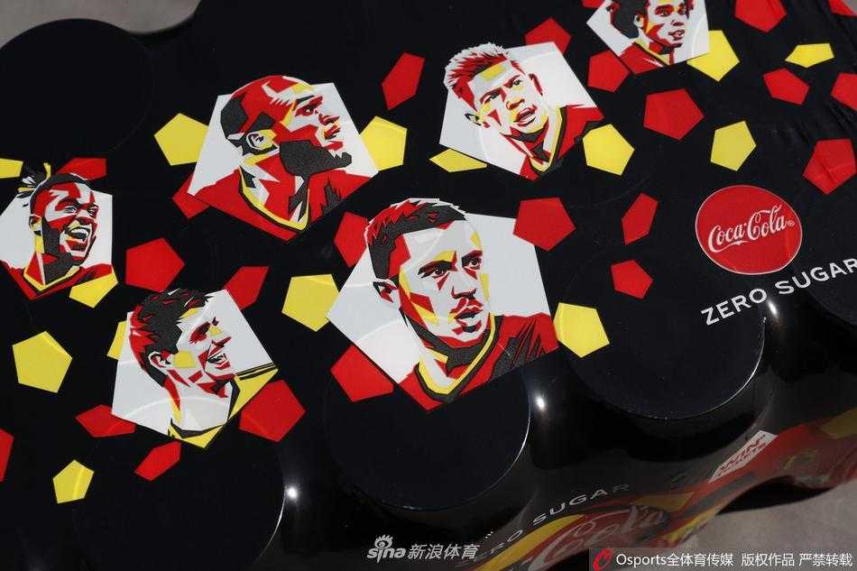 展示台上整齐摆放着刚刚出炉的比利时国家队周边产品，包括球衣、围巾等，仿佛在等待着与久违了的球迷们见面。