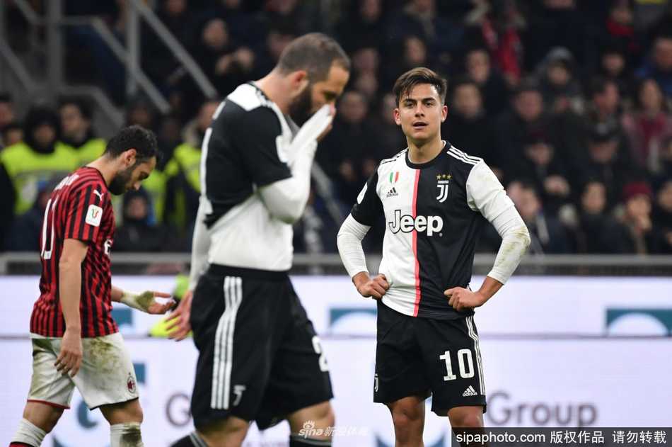 球场上摆放着一个印有意甲logo和“我们坚信”字样的足球，象征在疫情冲击下，整个联赛依然保持着对未来的信念和团结一心的精神。