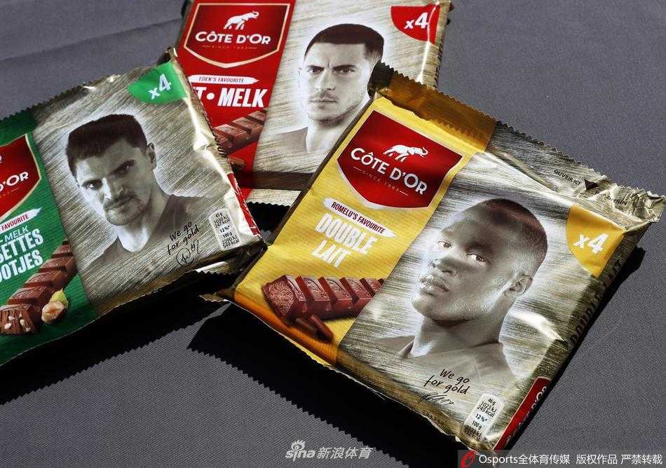 画面展示了一系列设计精美的比利时国家队周边新品，从帽子到水杯一应俱全，它们被精心陈列在展架上，仿佛一场静默却充满力量的产品发布会。