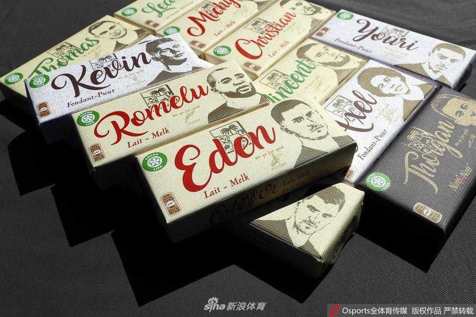 一位工作人员正小心翼翼地整理着即将发货的周边产品包裹，每一个盒子上都贴着发货标签，正准备飞往那些渴望红魔精神鼓舞的球迷家中。