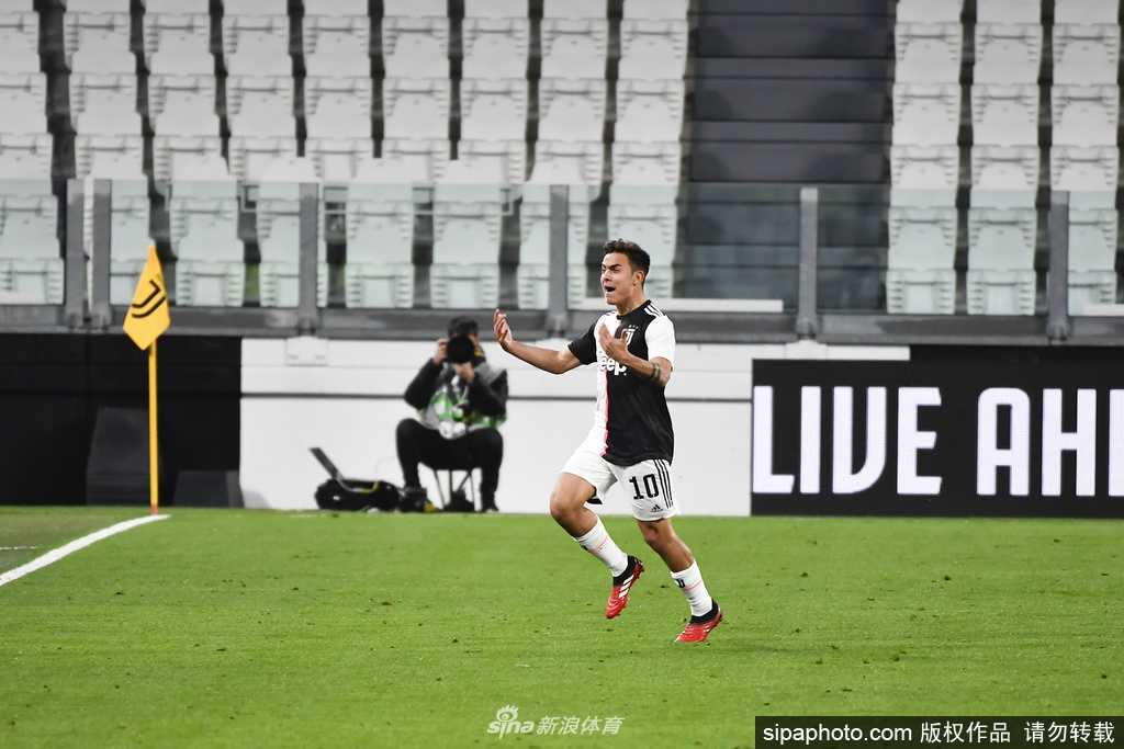 C罗在训练中神情专注，目光如炬，每一次触球都充满力量，仿佛要用行动宣告他与球队并肩作战的决心。