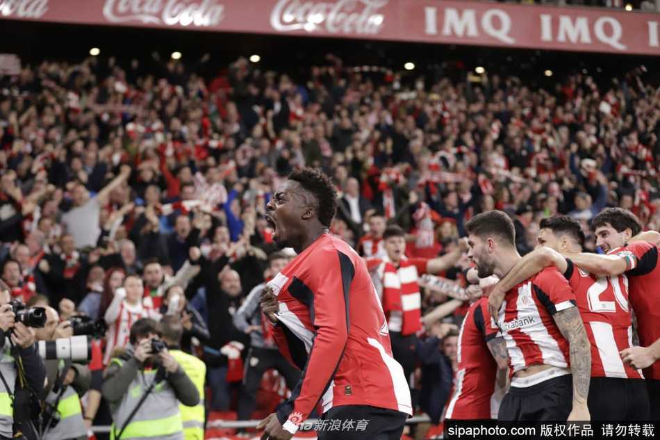 圣马梅斯球场在夕阳下静静矗立，昔日的喧嚣归于宁静，仿佛一位沉默的巨人，正等待着疫情阴霾散去，重新被球迷的欢呼声唤醒。