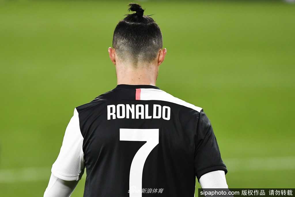 迪巴拉在赛场上带球突破，灵动的身姿背后是无数次的汗水挥洒，此刻他正与病毒抗争，渴望早日回归这片绿茵。