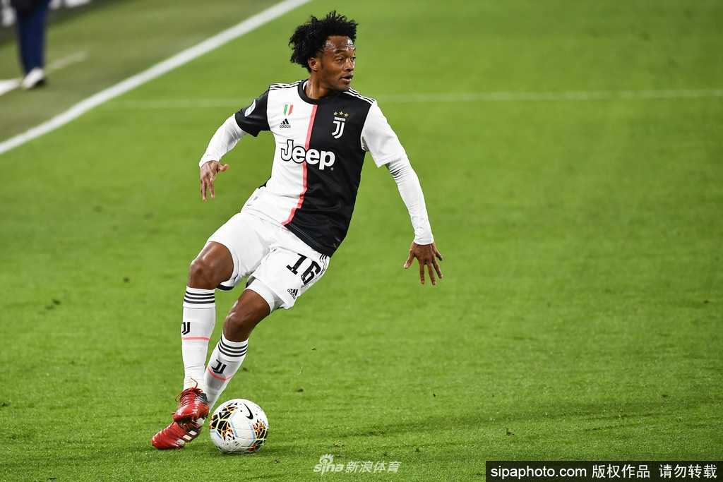 尤文图斯传奇门将布冯在比赛中振臂高呼，他坚毅的背影如同球队的定海神针，守护着球队最后的防线。