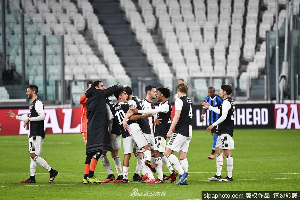 尤文图斯全队围拢在一起相互鼓劲，黑白相间的战袍紧密相连，诠释了逆境中团队的力量与温情。