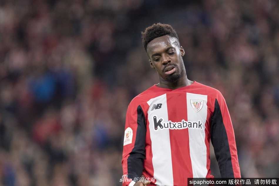 毕尔巴鄂竞技的球员们身穿标志性的红白间条衫，在训练场上围成一圈，肩并肩手搭手，他们的眼神中没有迷茫，只有团结一致的坚定光芒。