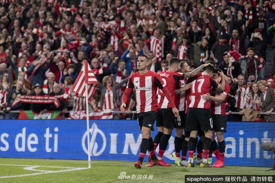 球队管理层成员在空荡荡的看台前召开紧急会议，他们神情严肃地讨论着文件，座椅上原本属于球迷的围巾，此刻仿佛化作了沉甸甸的责任。